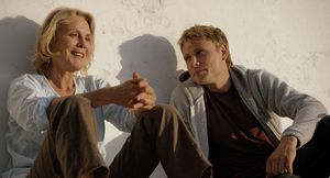 Marthe Keller und Max Riemelt in „Amnesia”